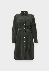 Φόρεμα πουκαμίσας φτιαγμένο από καμπαρντίνα σε σκούρο πράσινο χρώμα, με κουμπιά μπροστά, γιακά, μακριά μανίκια, δύο τσέπες στο στήθος και ζώνη στο ίδιο χρώμα.