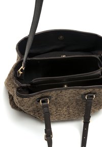 Bruine getextureerde handtas met een zachte, harige buitenkant, zwarte binnenkant, meerdere compartimenten en zwarte schouderbanden met gouden hardware.