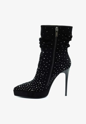 Czarne zamszowe botki za kostkę na wysokim szpilkach, z bocznym zamkiem błyskawicznym, ozdobione małymi błyszczącymi cyrkoniami.
