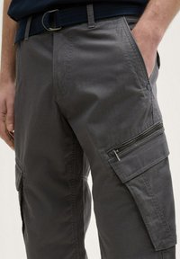 Graue Cargo-Hosen aus strukturiertem Material, mit einer Reißverschlusstasche am Oberschenkel und einem blauen Gürtel.