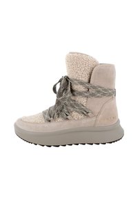 Sneaker alta beige realizzata con materiali misti, caratterizzata da una texture morbida, suola spessa e lacci decorati, accentuata da dettagli di branding in oro.