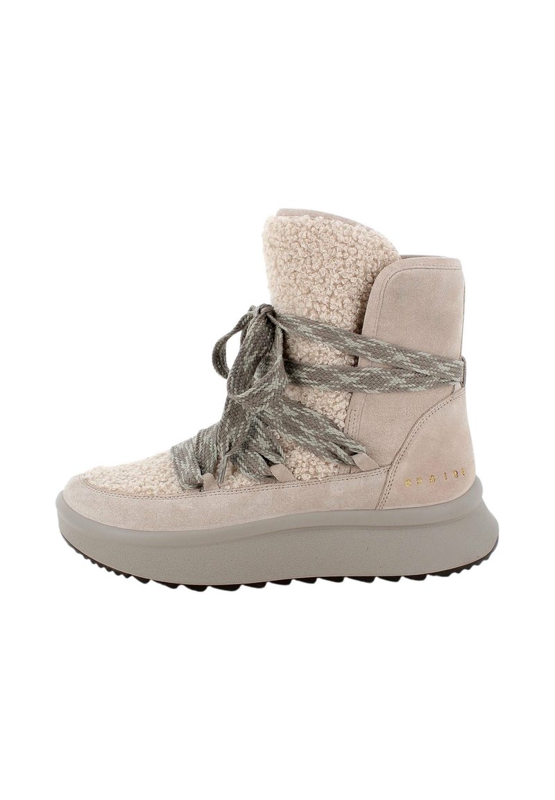 Sneaker alta beige realizzata con materiali misti, caratterizzata da una texture morbida, suola spessa e lacci decorati, accentuata da dettagli di branding in oro.