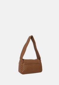 Borsa a tracolla intrecciata marrone con una sola tracolla, corpo rettangolare e chiusura a patta. Superficie testurizzata con un delicato motivo decorativo.