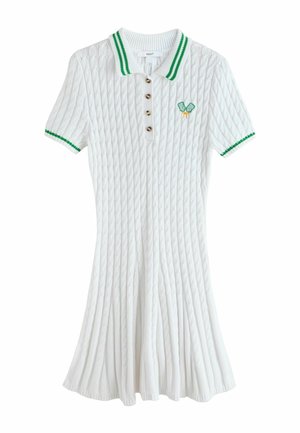 Hvid kjole med korte ærmer og kabelstrik, med grønstribet krave og manchetter, knaplukning og broderede grønne tennisbat på brystet.