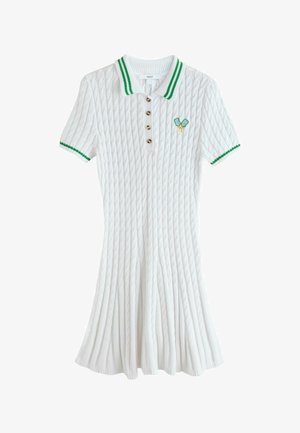 Balta trumpomis rankovėmis kabliuko mezgimo su žaliais dryžuotais apykakle ir rankogaliais, sagų juosta ir siuvinėtomis žaliomis teniso raketėmis ant krūtinės suknelė.