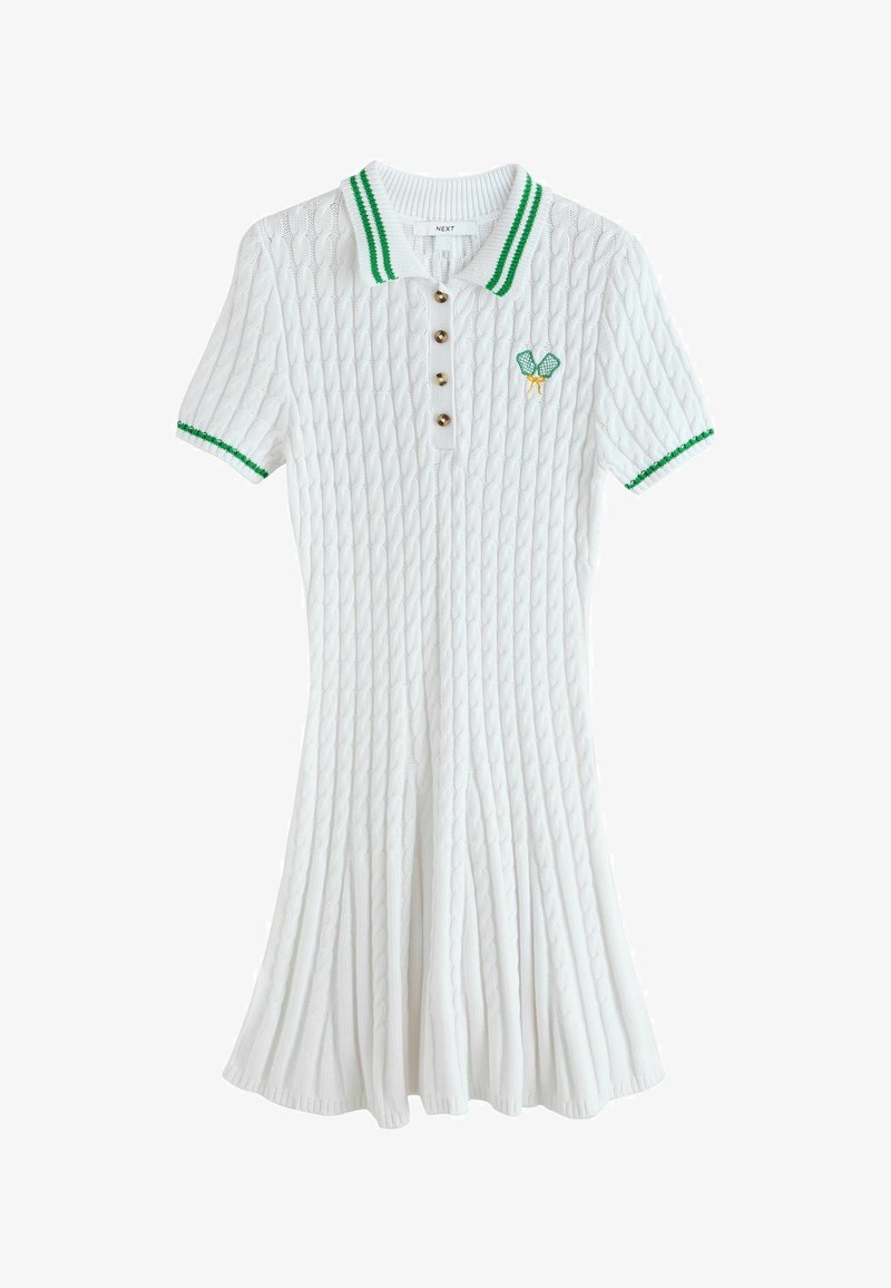 Robe blanche à manches courtes en maille torsadée avec col et poignets rayés verts, patte de boutonnage et raquettes de tennis vertes brodées sur la poitrine.