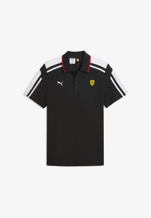 Schwarzes Poloshirt mit weißen und roten Akzenten, ausgestattet mit Kragen, Drei-Knopf-Leiste, Puma-Logo und Ferrari-Emblem auf der Brust.