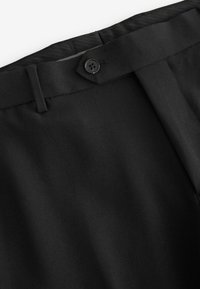 Schwarze taillierte Hose mit glatter Textur, ausgestattet mit einem einzelnen Knopfverschluss an der Taille und einem ordentlich gefalteten Bund.