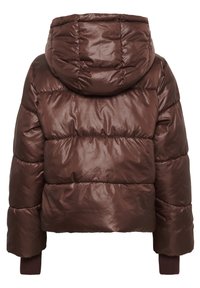 Hnedá, lesklá puffa bunda s kapucňou a rebrovanými manžetami. Obsahuje prešívané sekcie pre izoláciu a zaoblený dizajn chrbta.
