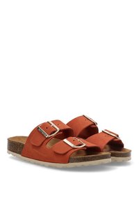 Chanclas de ante naranja con dos hebillas plateadas ajustables, plantilla de corcho y suela de goma texturizada, que presentan un diseño de dedos al aire y suela plana.