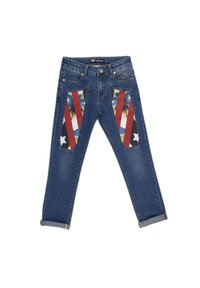Jeans de mezclilla azules con parches de estrellas y palmeras en rojo, blanco y azul en los muslos delanteros, puños doblados y cierre de botón en la cintura.