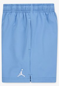 Ανοιχτό μπλε αθλητικό σορτς με ελαστική μέση και εμπρόσθια σχισμή. Διαθέτει λευκό λογότυπο Jordan στο κάτω αριστερό μέρος. Εύρωστη υφή υφάσματος.