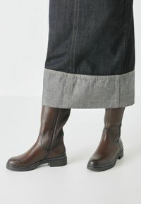 Tamaris Kozačky na platformě - mahogany