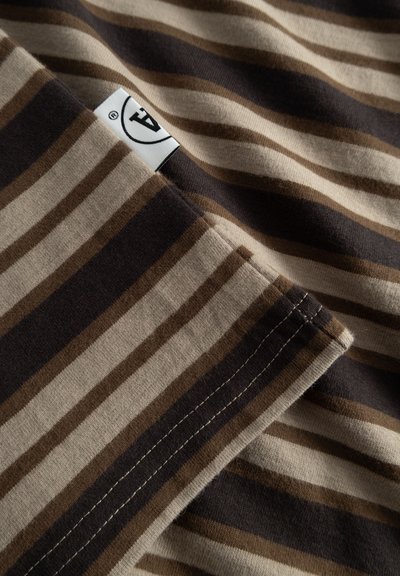 T-shirt in cotone con strisce orizzontali beige chiaro, marrone scuro e taupe. Cuciture visibili e un'etichetta del marchio vicino al colletto.