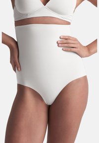 Shapewear bianco a vita alta con tessuto liscio, design senza cuciture e copertura totale. Presenta una cintura elastica per il massimo comfort.