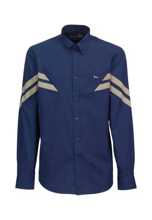 Camicia blu navy con bottoni, righe diagonali color beige chiaro sulle maniche, dettaglio con singolo logo sul petto a sinistra e colletto a punta. Vestibilità standard.
