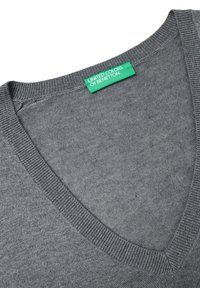 Grau melierter V-Ausschnitt-Pullover aus weichem Strickstoff. Mit einem gerippten Ausschnitt und einem Etikett mit der Aufschrift "United Colors of Benetton" in Grün.