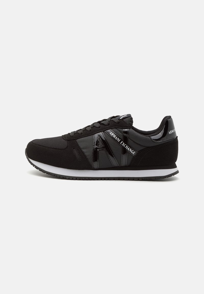 Černé tenisky vyrobené z kombinace síťoviny a semiše. Hladké, lesklé detaily s bílou podrážkou a brandingem "Armani Exchange" na boku.