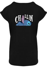 Černé tričko s ohrnutými rukávy, na kterém je modrá kreslená postavička ležící a nápis "CHILLIN" v bílé a světle fialové barvě.
