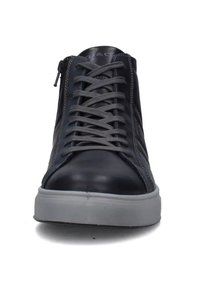 Sneakers alte in pelle nera con lacci grigi, zip argentata e suola in gomma bianca. Texture liscia con dettagli di cucitura visibili.