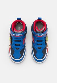 Siniset ja laivastonsiniset lenkkitossut punaisilla yksityiskohdilla, verkkomainen pinta ja kumipohja. Varustettu elastisilla nauhoilla ja värikkäillä suunnitteluElementeillä sivuilla.