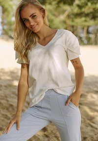 Makadamia T-SHIRT BASIC - T-shirt z nadrukiem