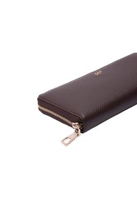 Brązowy portfel z teksturowanej skóry z złotym suwakiem i okuciami; smukły, prostokątny kształt z subtelnym logo na przedniej stronie.