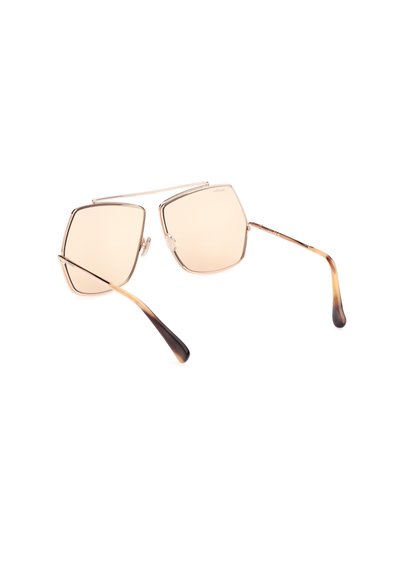 Occhiali da sole rettangolari con montatura in metallo dorato, lenti di vetro marroni chiari e aste sfumate marroni. Presentano un design minimalista.
