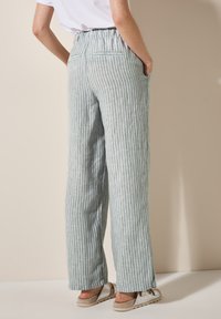 Lichte, groen en wit gestreepte, linnenmix wijde broek met een elastische tailleband, zijzakken en achterzakken.
