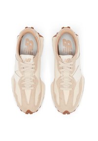 Béžové a krémové sportovní boty vyrobené z jemné kůže a síťoviny, s tkaničkami, zaoblenou špičkou a gumovou podrážkou s protiskluzovým vzorem.
