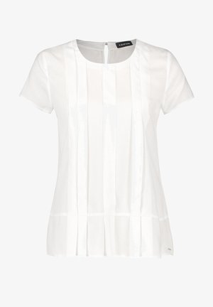 Hvid kortærmet bluse med lodrette plisser foran, rund halsudskæring, lynlås bagpå og subtil mærke ved kanten.