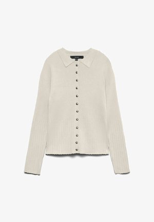 Rievota džempera gaiši baltā krāsā ar apkakli un priekšpusē tumšu pogu rotājumu. Garas piedurknes, īss garums.