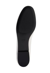 Talpa din cauciuc negru cu un model texturat, având o formă rotunjită și un ușor toc. Design curat, cu detalii minime.