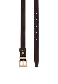 Ceinture en cuir noir avec une boucle en métal doré, dotée de cinq trous d'ajustement, texture lisse et design à bout effilé.