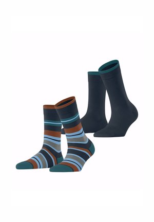 Zwei Paar Socken: eines mit mehrfarbigen Streifen in Braun, Blau und Grau; das andere einfarbig in Marineblau mit türkisfarbenen Akzenten oben.