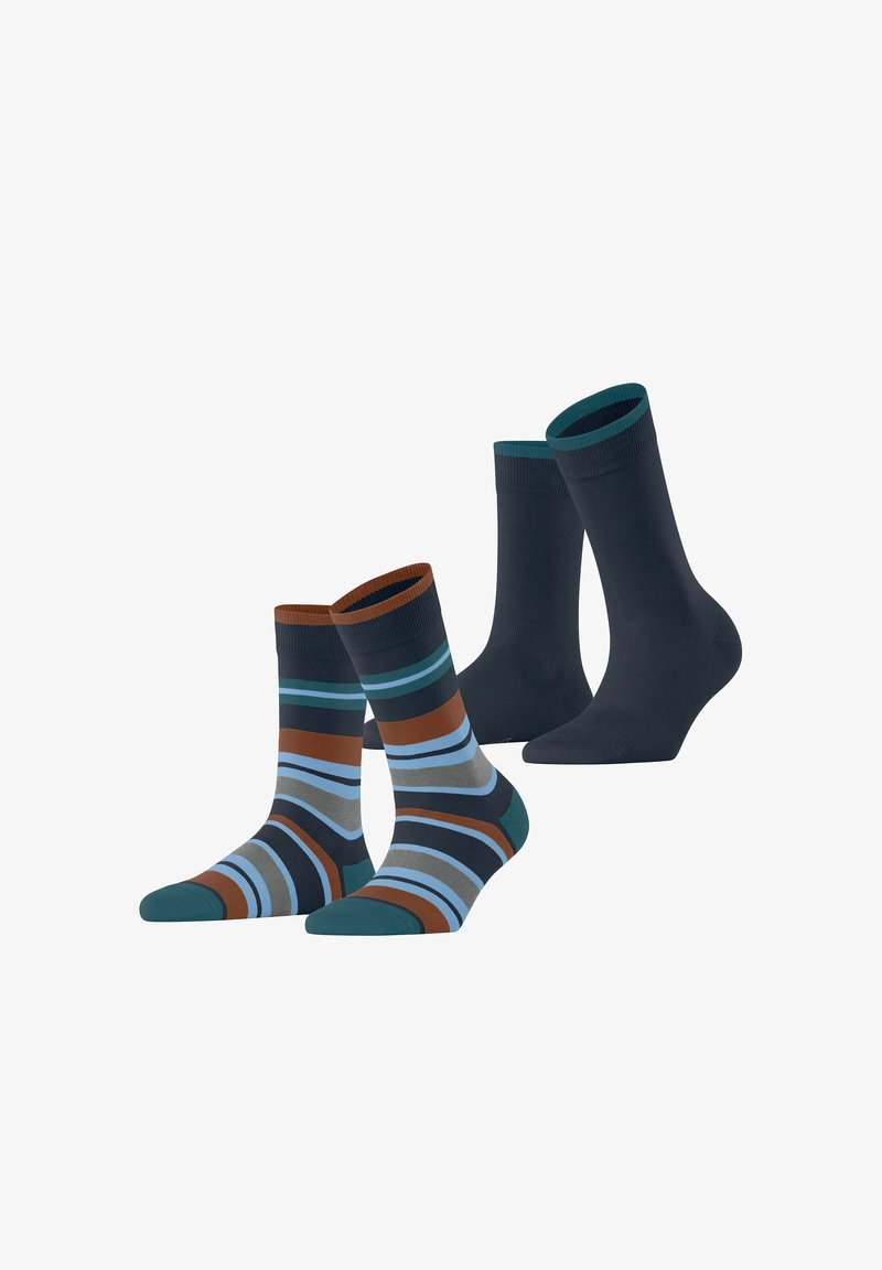 Zwei Paar Socken: eines mit mehrfarbigen Streifen in Braun, Blau und Grau; das andere einfarbig in Marineblau mit türkisfarbenen Akzenten oben.