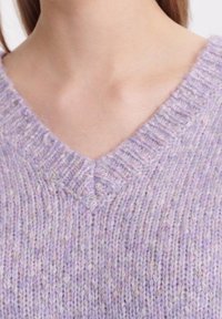 Pull en tricot lavande avec décolleté en V, texture côtelée et légères touches de couleur discrètes. Matériau doux et léger.