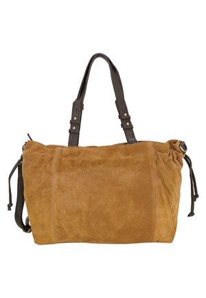 Bruine suède totebag met donkerbruine verstelbare leren handvatten en zijtjes met trekkoorddetails op een witte achtergrond.