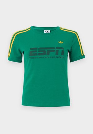 Πράσινο μπλουζάκι Adidas με κοντά μανίκια και κίτρινες ρίγες στους ώμους, λογότυπο ESPN και το κείμενο «There's no place like sports» στο μπροστινό μέρος.