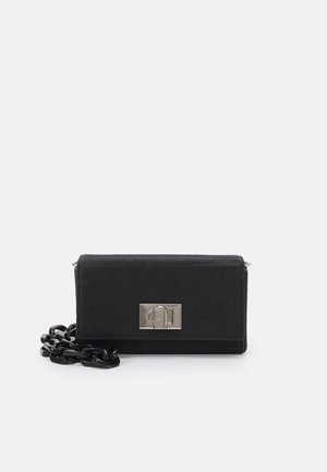 Musta suorakaiteen muotoinen olkalaukku, jossa on kiiltävä musta ketjuhihna ja hopeanvärinen suorakaiteen muotoinen kiertolukko etukappaleen sulkemiseen.