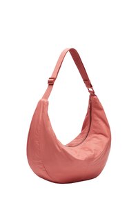 Torba hobo w miękkim koralowym materiale, charakteryzująca się zakrzywionym kształtem, regulowanym paskiem i zamknięciem na suwak. Gładka faktura z minimalnym przeszyciem.