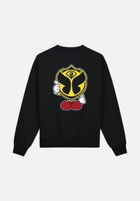 Zwarte sweatshirt met een groot geborduurd geel en zwart logo met een cirkelontwerp en een duim omhoog graphic op de achterkant.