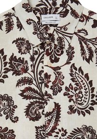 Helles Kurzarm-Hemd in Creme mit dunkell roten Paisley- und Blumenmustern, klassischem Kragen und lockerer Passform. Größe L.