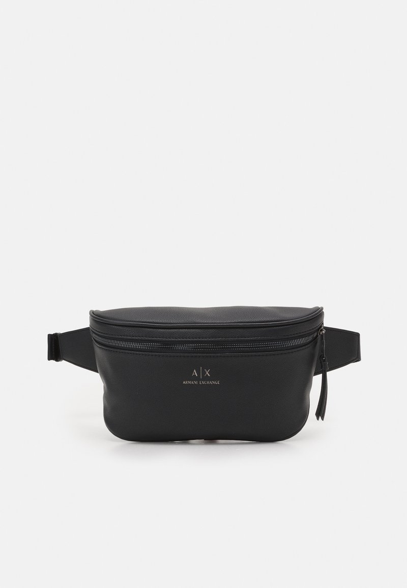 Schwarze Nylon-Bum Bag mit einem Reißverschluss oben, flachem Design und einem Logo in goldener Schrift auf der Vorderseite; verstellbarer Gurt inklusive.