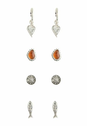 Vier Paar silberne Ohrstecker und Creolen: herzförmige Creolen, bernsteinfarbene Tropfen, runde Filigran-Designs und fischförmige Motive auf weißem Hintergrund.