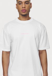 Pegador COLNE LOGO TEE - Apdrukāts T-krekls - white/bubblegum