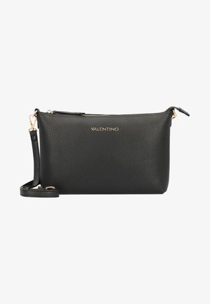 Clutch in pelle nera con finitura testurizzata, hardware in tono oro e tracolla rimovibile. Presenta una chiusura con zip e logo impresso.
