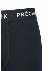 Ciemnoniebieskie bokserki wykonane z miękkiego materiału, z czarnym elastycznym paskiem w talii, na którym widnieje białe napisy "PRÓČHNIK." Prosty design i gładka tekstura.