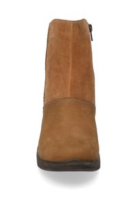 Beżowe zamszowe botki za kostkę o gładkim wykończeniu, z bocznym zamkiem błyskawicznym i okrągłym noskiem. Posiadają kontrastowe przeszycia wzdłuż cholewki.
