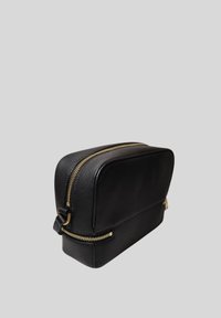 Pouch in pelle nera con doppie cerniere dorate, forma rettangolare, texture liscia e manico laterale per una facile portabilità.